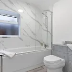 Elton House - Prime Location - Free Parking, Fast Wifi And Smart Tv By Yoko 度假居 雷德卡