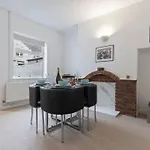 Дом отдыха Elton House - Prime Location - Free Parking, Fast Wifi And Smart Tv By Yoko *