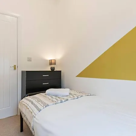 Elton House - Prime Location - Free Parking, Fast Wifi And Smart Tv By Yoko Holiday home