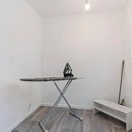 Elton House - Prime Location - Free Parking, Fast Wifi And Smart Tv By Yoko Dom wakacyjny