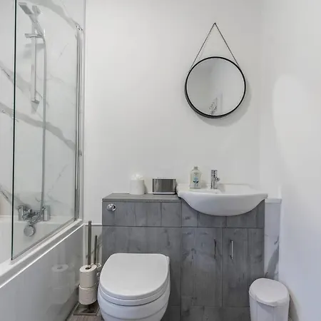 Elton House - Prime Location - Free Parking, Fast Wifi And Smart Tv By Yoko Holiday home *