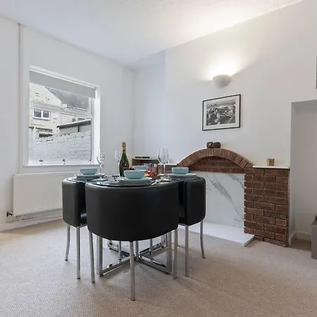 Semesterbostad Elton House - Prime Location - Free Parking, Fast Wifi And Smart Tv By Yoko *